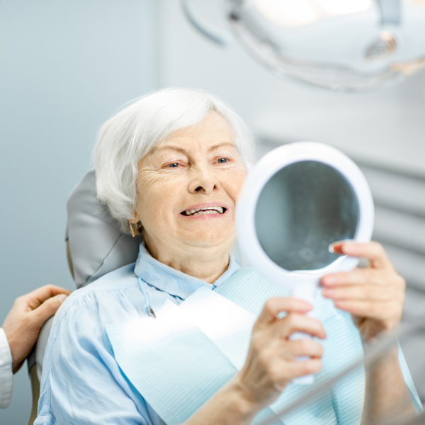 Paciente sonriente tras colocación de prótesis
